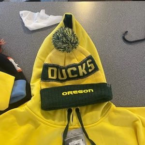 Oregon ducks hoodie and hat